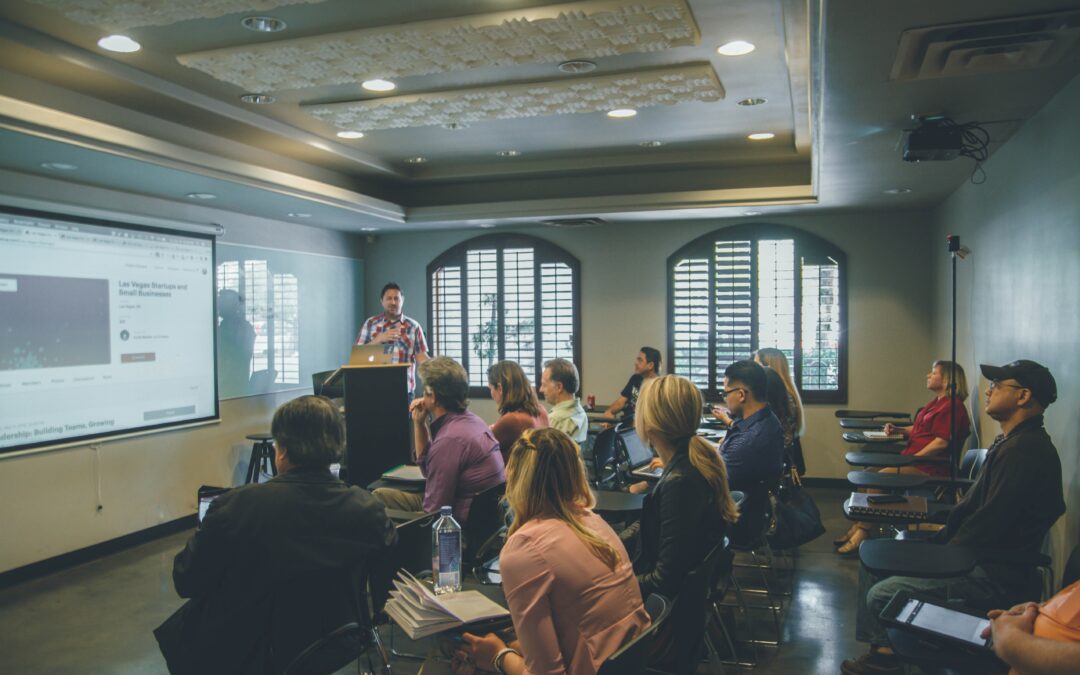 Blijft op de hoogte van de Wwft middels training