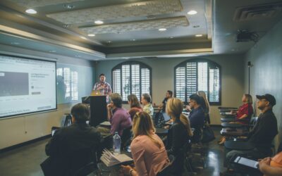 Blijft op de hoogte van de Wwft middels training